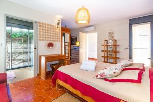 una camera con un grande letto di Corail - Villa de charme pieds dans l'eau à Saint-Gilles-les-Bains a Saint-Gilles-les Bains