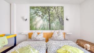 Postel nebo postele na pokoji v ubytování Ferienhaus auf einer Ebene für 25 Personen mit eigenem Garten und Pool + 43 fotografií