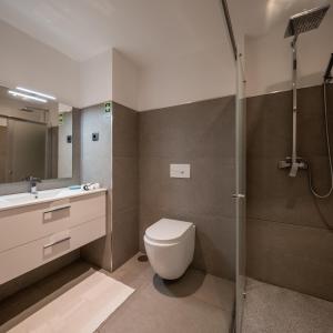 een badkamer met een toilet, een wastafel en een douche bij Monumental Apartment in Funchal