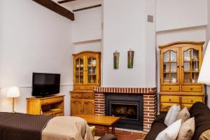 Televízia a/alebo spoločenská miestnosť v ubytovaní Casa rural la ermita de Anna