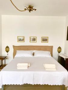 - une chambre avec un lit et 2 serviettes dans l'établissement La depandance di Villa Rosa locazioni brevi, à Mondello