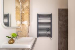 un baño con lavabo y espejo en Boutik Boheme Le Loft Batignolles, en París