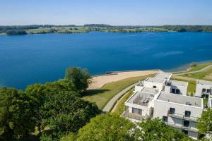 una vista aérea de una casa junto a un lago en Golden Lakes Hotel, en Boussu-lez-Walcourt