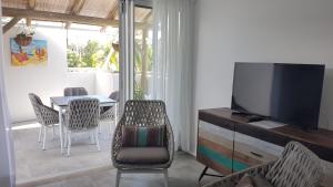 TV a/nebo společenská místnost v ubytování La Mariposa Mauritius