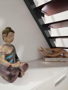 a statue of a woman sitting on a counter in a room at HomeForGuest BIOMA Modern & Minimalist Apartment in Santa Cruz de Tenerife