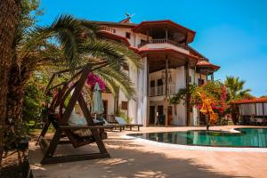 una casa con piscina frente a una casa en Murat Pasha Mansion, en Dalyan