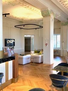 salon z kanapami i żyrandolem w obiekcie Lolli Palace Hotel w San Remo