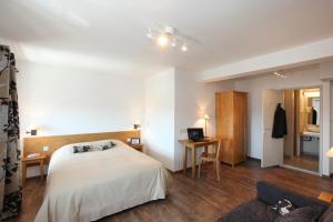 Ένα ή περισσότερα κρεβάτια σε δωμάτιο στο Logis Hotel Le Nouvel