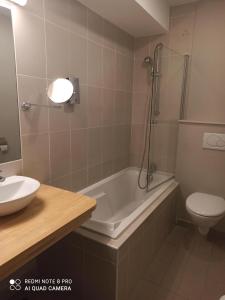 Koupelna v ubytování Logis Hotel Le Nouvel