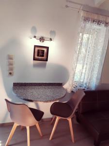 - un salon avec une table et deux chaises dans l'établissement Villa Anna, à Naupacte