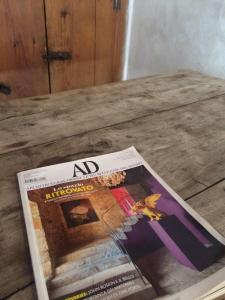 una rivista seduta sopra un tavolo di legno di Medieval Village B&B a Ne