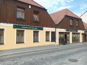 un edificio al lado de una calle en U Anny Šmejdířky en Nymburk