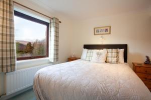 Een bed of bedden in een kamer bij Lochview House Apartment