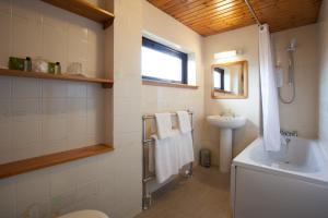 Een badkamer bij Lochview House Apartment