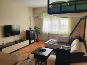 - un salon avec un canapé et une mezzanine dans l'établissement Stankovic apartman, à Niš