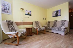 ミエンジズドロイェにあるBłękitny by Baltic Homeの椅子2脚とソファ1脚付きの待合室
