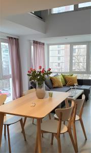 uma sala de estar com uma mesa e um sofá em Cattleya's Loft em Veliko Tŭrnovo