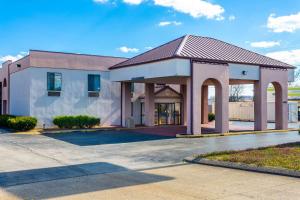 ein Gebäude mit einem Parkplatz davor in der Unterkunft Econo Lodge & Suites Clarksville in Clarksville