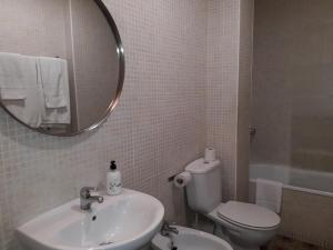 a white toilet sitting next to a sink in a bathroom at Apartamento Confortable En Ciudad in Tarragona