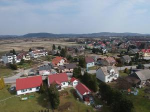 een luchtzicht op een kleine stad met huizen bij Apartamenty Nad Wisłą in Skawina