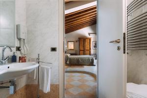 A bathroom at terrazze di montelusa Még 37 kép