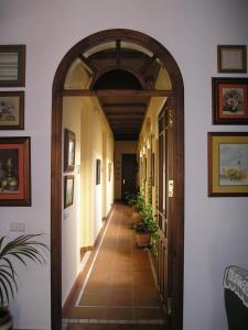 an open hallway with an archway in a house at Plaza Chica in Cartaya