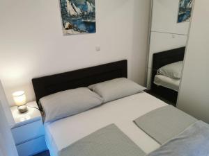 Posteľ alebo postele v izbe v ubytovaní Apartmani Eden Vrsi Mulo