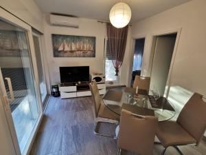 Televízia a/alebo spoločenská miestnosť v ubytovaní Apartmani Eden Vrsi Mulo