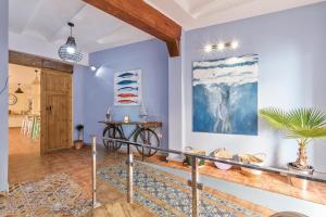 Hostel SEA&DREAMS Calpe في كاليبي: غرفة معيشة مع دراجة على الحائط