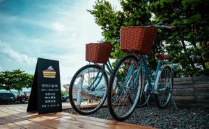 two bikes parked next to a sign with baskets on them at Sasa Nor Lamour B&B in Eluan