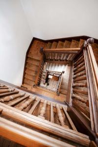 - une vue sur le plafond d'un bâtiment doté de poutres en bois dans l'établissement Résidence Le Roc Fleuri, à Saint-Malo
