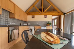 um grande pão sentado numa mesa numa cozinha em The Fold - Ash Farm Cotswolds em Stow on the Wold