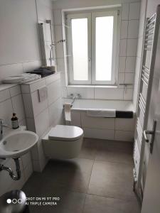 ein Badezimmer mit einem WC, einer Badewanne und einem Waschbecken in der Unterkunft Ferienwohnungen Wilhelmshöher Allee in Kassel