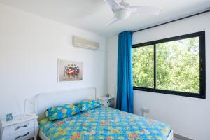 - une chambre avec un lit et une fenêtre dans l'établissement Lovely 2 BR Vacation Apt Kohili Beach - 3 Min Walk, à Paralímni