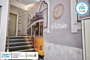 un tren está en la pared de un edificio en Patria Hotel, en Lisboa