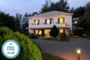 una casa con un cartel que diga limpia y segura en Quinta Da Cova Do Milho, en Santo da Serra