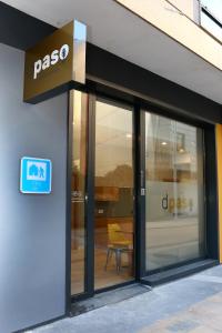 庞特维德拉dpaso Urban Hostel的建筑物的玻璃门,里面装着椅子