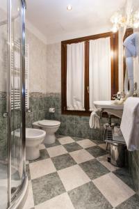 een badkamer met een toilet, een wastafel en een douche bij Hotel Al Ponte Mocenigo in Venetië