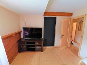 an empty living room with a flat screen tv at Pension Weinig in Gersfeld