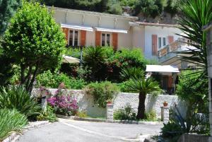 un jardin en face d'une maison dans l'établissement Villa Bellabé, à Nice