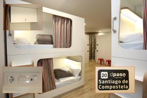 庞特维德拉dpaso Urban Hostel的客房设有两张双层床,标有阅读桑坦德课程的标志