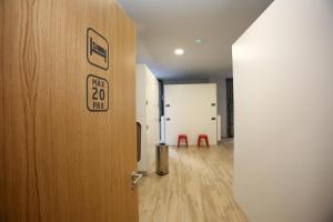 庞特维德拉dpaso Urban Hostel的一间有门的房间,上面有标志