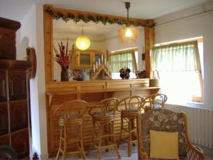 - une cuisine avec une table, des chaises et un miroir dans l'établissement Anna Üdülőház, à Balatonberény