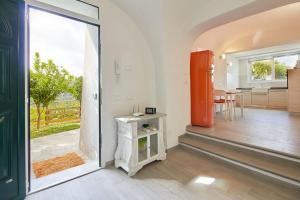 ein Wohnzimmer mit einer großen Glasschiebetür in der Unterkunft Via Garibaldi in Orco Feglino