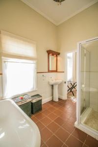łazienka z wanną i umywalką w obiekcie 54 on Middle - Solar-powered stay w mieście Graaff-Reinet