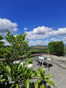 a picnic table with a view of the ocean at Hotel Pescille in San Gimignano