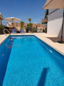 艾坎佩略的住宿－Apartamento vistas al mar - Coveta Fuma，度假村内的一个蓝色海水游泳池