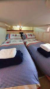 Llit o llits en una habitació de Y-Knot-Two Bedroom Luxury Motor Boat In Lymington