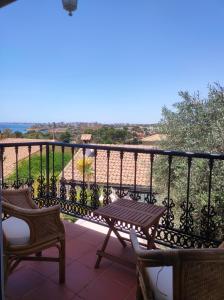 patio ze stołem i krzesłami na balkonie w obiekcie Apartamento vistas al mar - Coveta Fuma w mieście El Campello