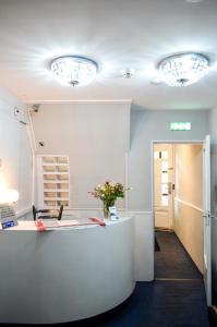 een kamer met 2 verlichting aan het plafond bij Family Hotel Kooyk in Amsterdam